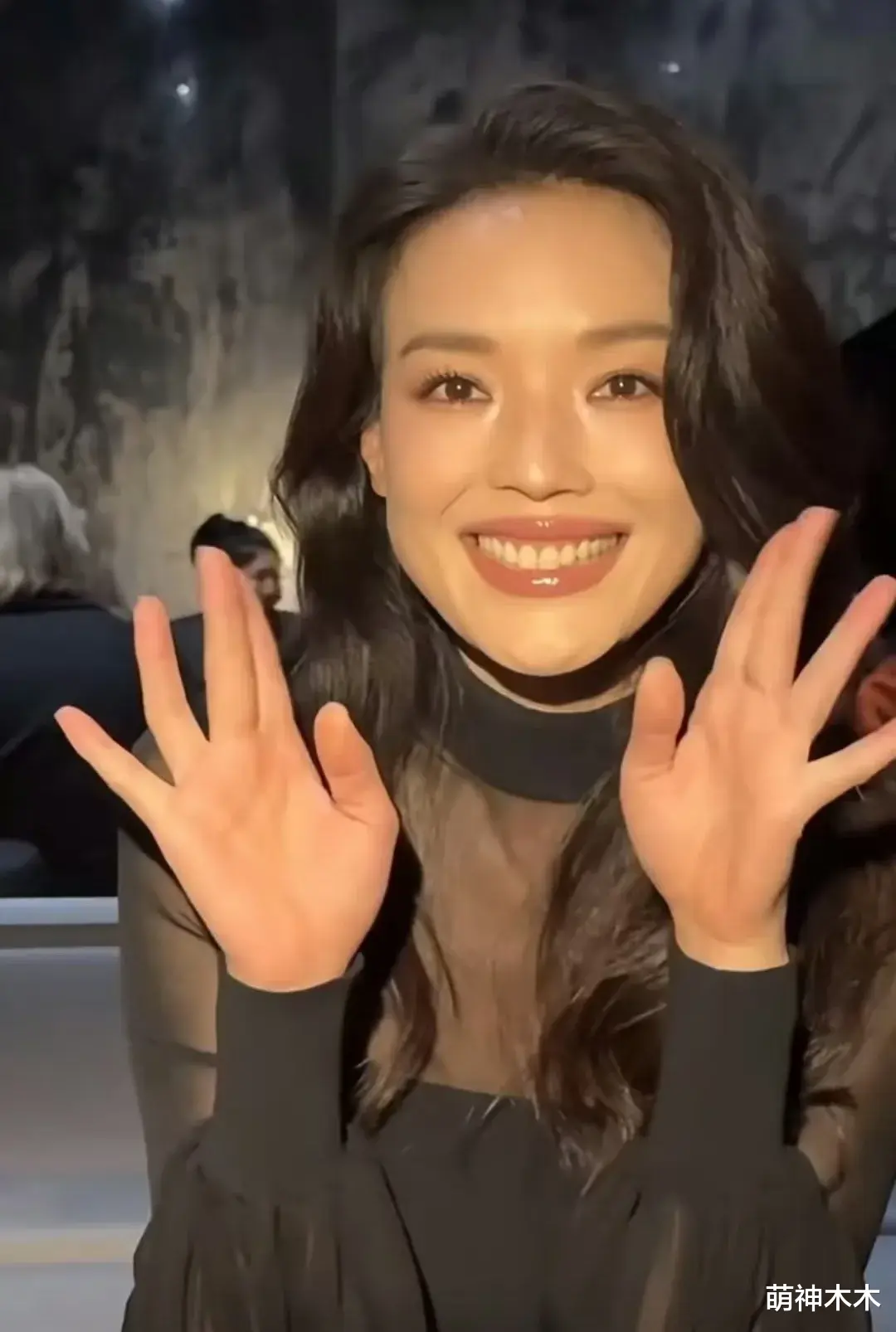 48岁舒淇亮相时装周！身穿透视黑裙展现熟女魅力，看秀排面拉满