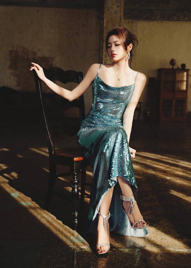 徐若唅美腿玉jio氛围感十足！