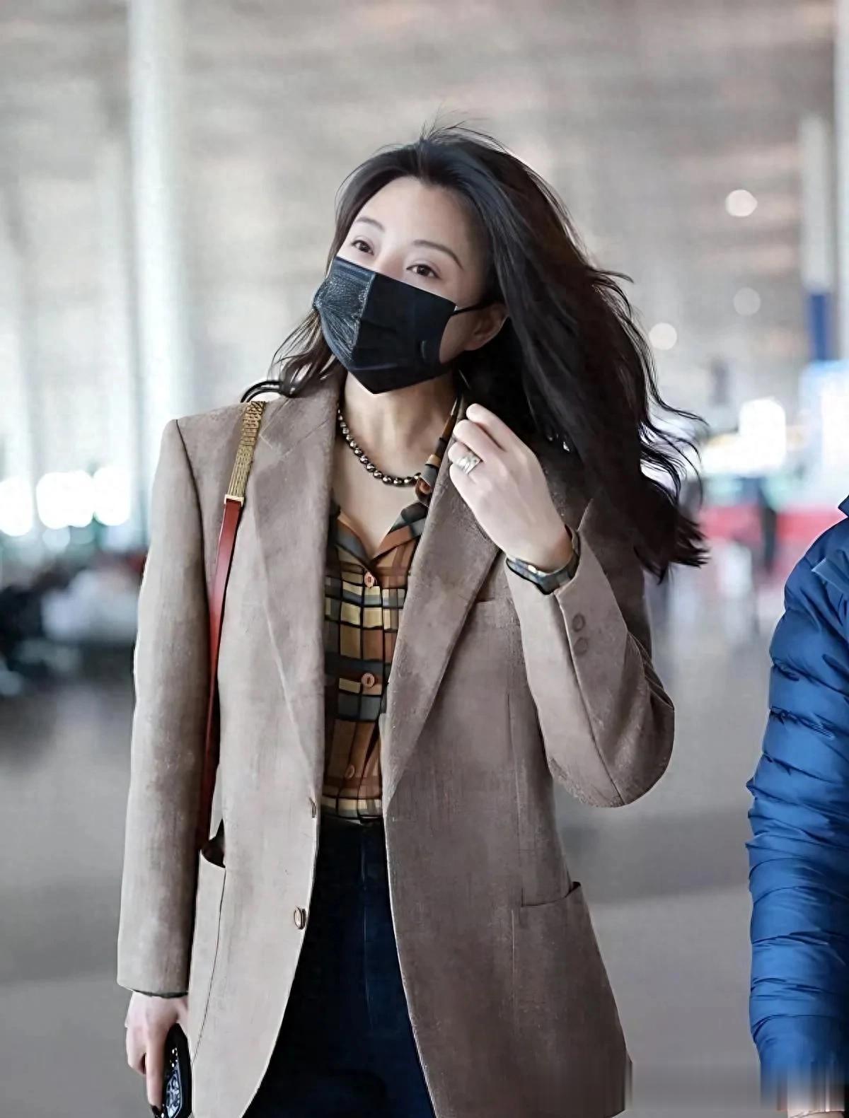 被45岁殷桃的穿搭惊艳到!美拉德西装+衬衫+阔腿裤 时髦减龄又洋气