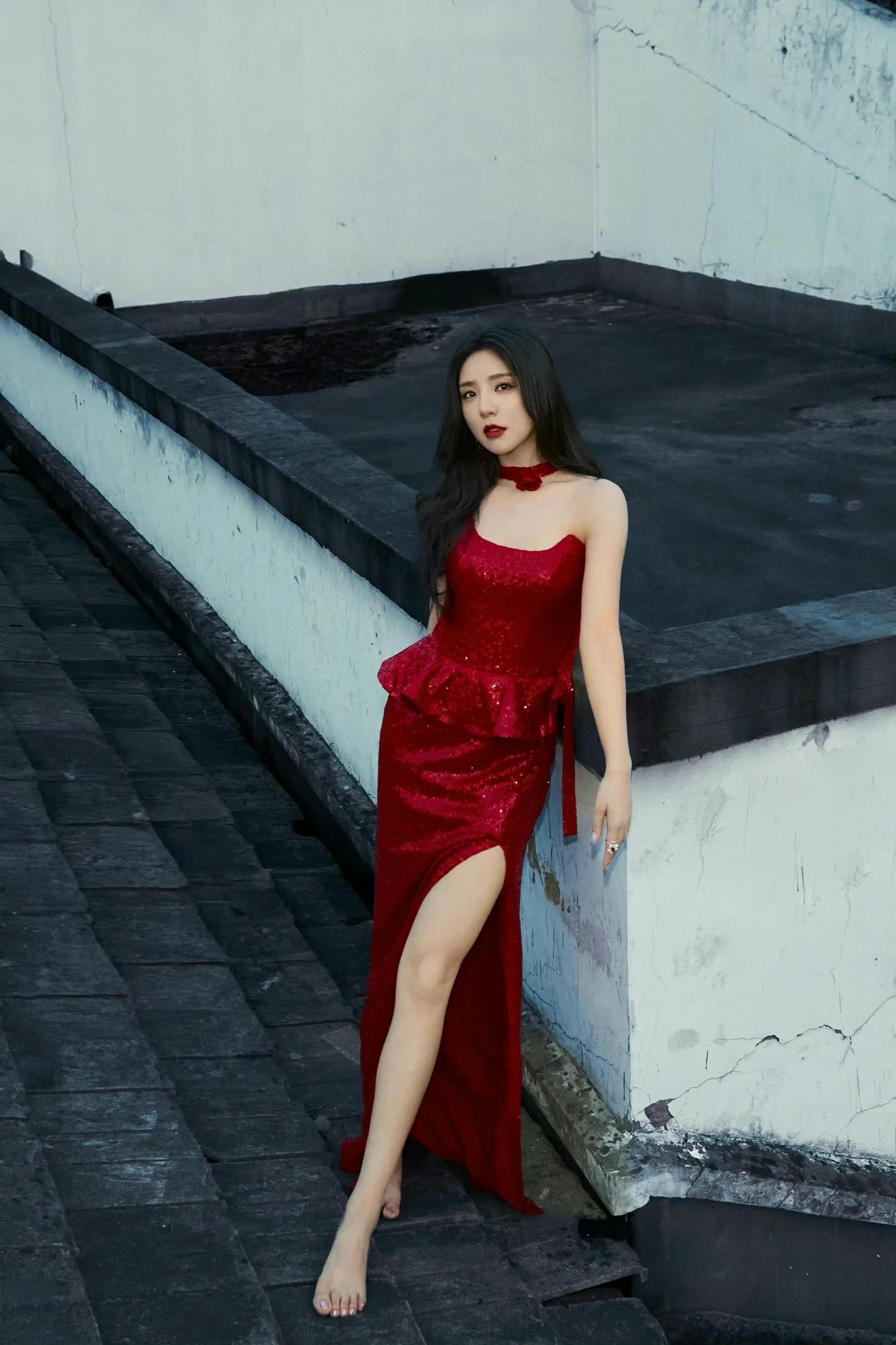 赵奕欢，红裙热烈，优雅迷人