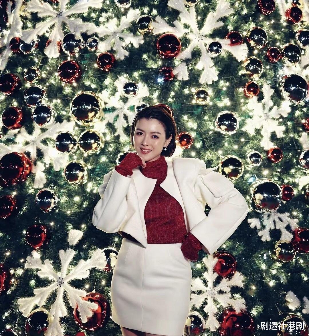 怀孕传闻不攻自破！TVB视帝妻子晒完美身材，上围澎湃太吸睛