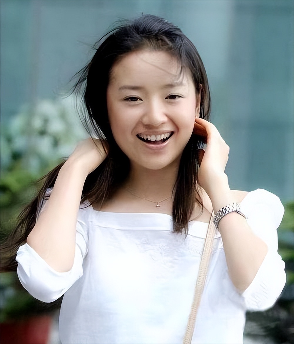 离婚十年，45岁董洁天安门骑行，大口吃肉穿2w羽绒服，生活很潇洒