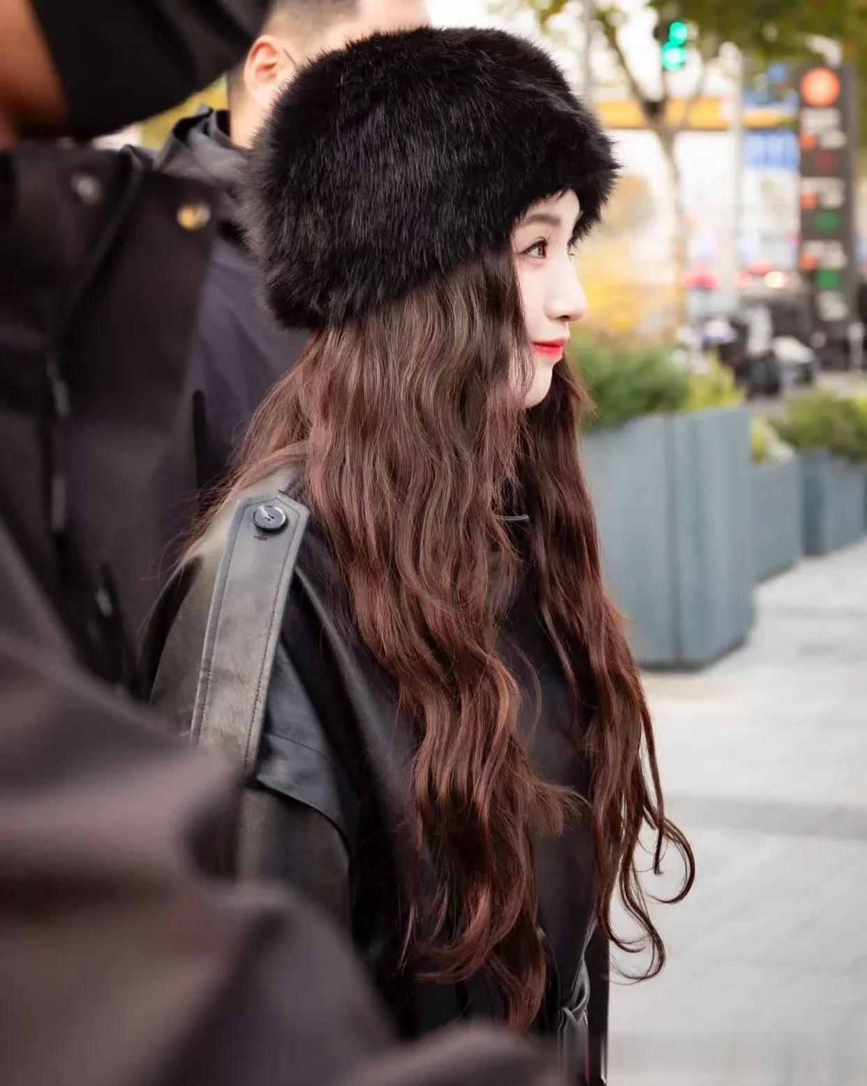 江疏影换风格后气质大变！黑色皮衣+红色皮短裙+长筒靴 时髦又高级