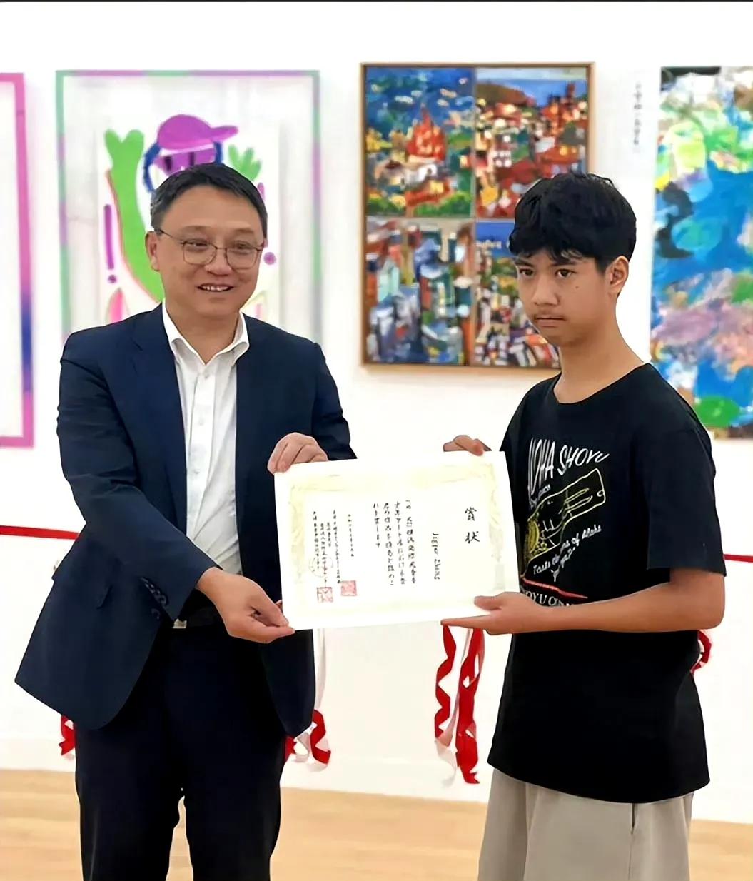 郑钧女儿长得可真漂亮，26岁就如此有气质，和爸爸年轻时好像