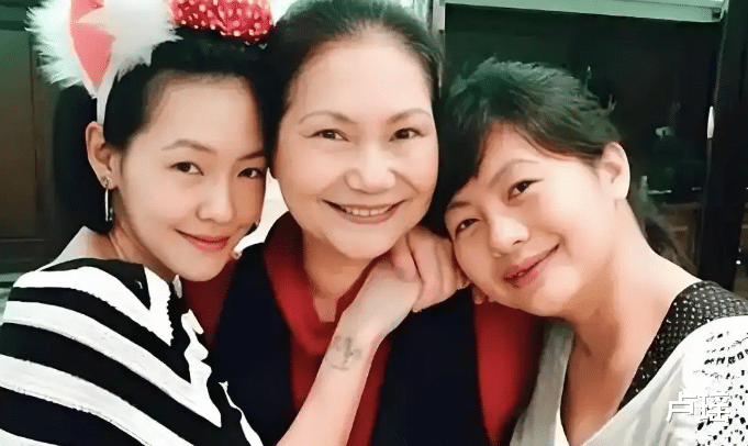 光鲜亮丽的小s,私下里生活和工作压力很大,常常自己喝闷酒缓解压力