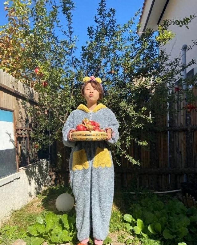 34岁过气“超女”现状曝光：没钱，租房种菜，活成娱乐圈李子柒