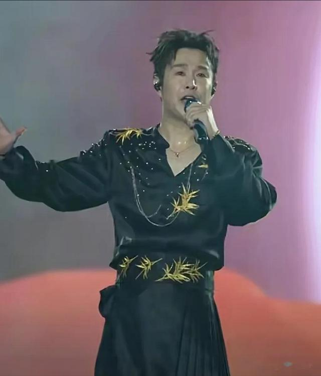 小沈阳演唱会变“家庭KTV”?观众喊退票,含星量不足引争议!