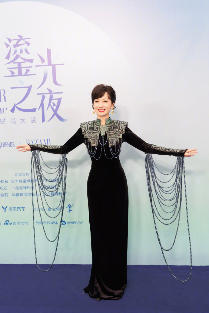 赵雅芝阿姨绿色粉黛写真，气质优雅大气太美了