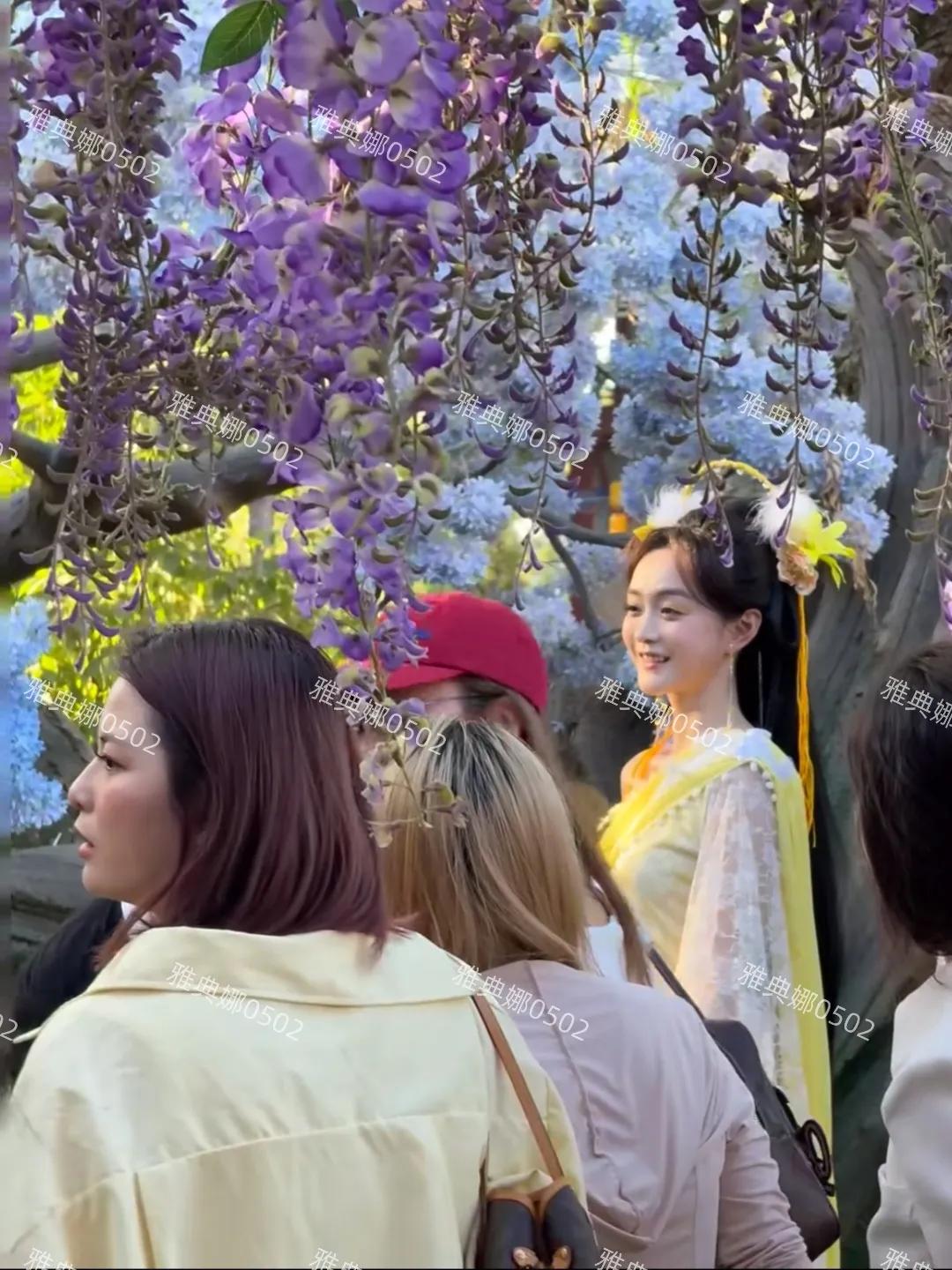 横店偶遇何泓姗她的美貌被低估了,本人很像年轻时的大S又美又灵