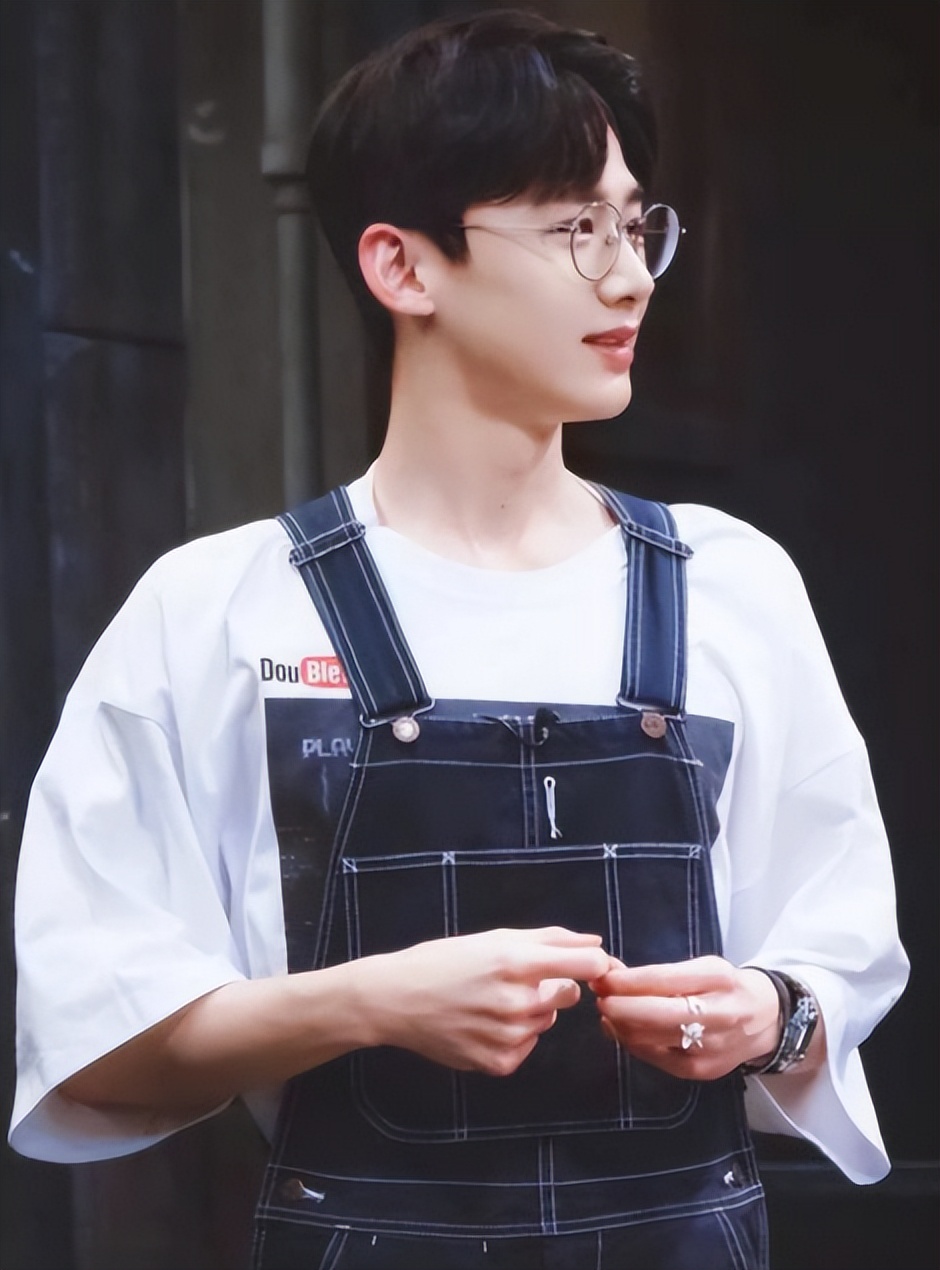 郑晓龙宠着、丁勇岱护着，长相平平却资源不断，他到底啥来头？