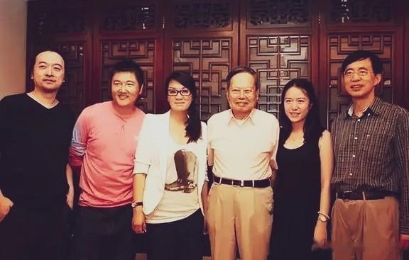 翁帆杨振宁家居照流出！相隔两沙发却藏不住眼底的蜜意，甜到犯规