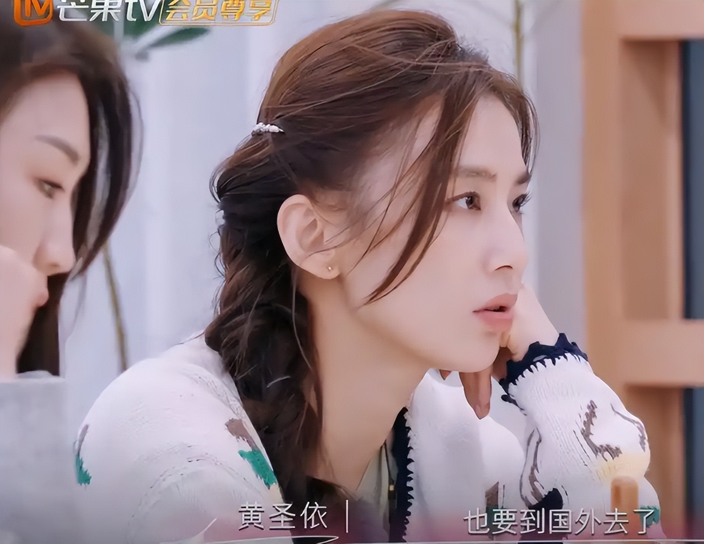 黄圣依13岁儿子安迪从国外转学到香港读书，杨子和女朋友亲自送去