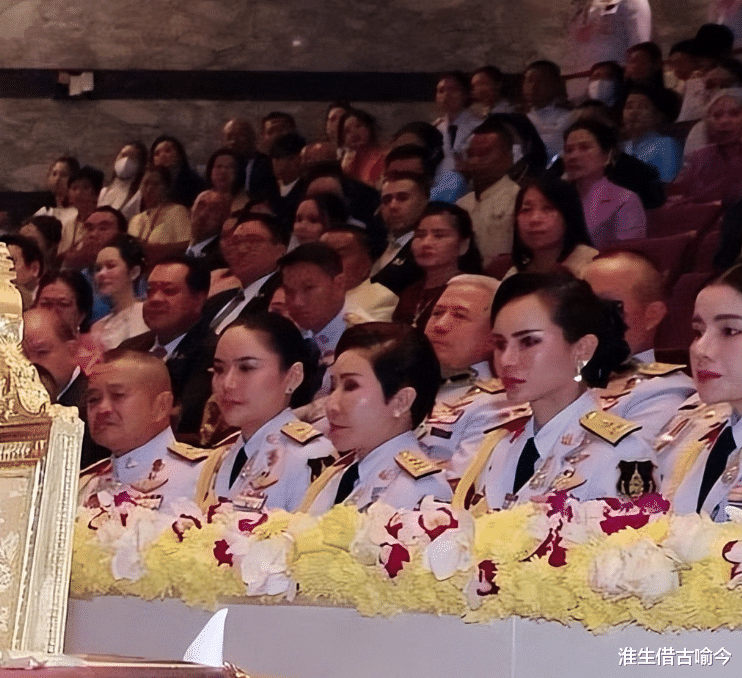 泰王新宠巴帕颂整容脸明显，抱着玛哈爱犬出宫，苏提达都斗不过她