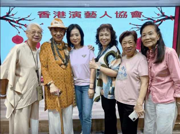 89岁香港“甘草王”潮流造型出席活动，干儿子早逝，一生未婚