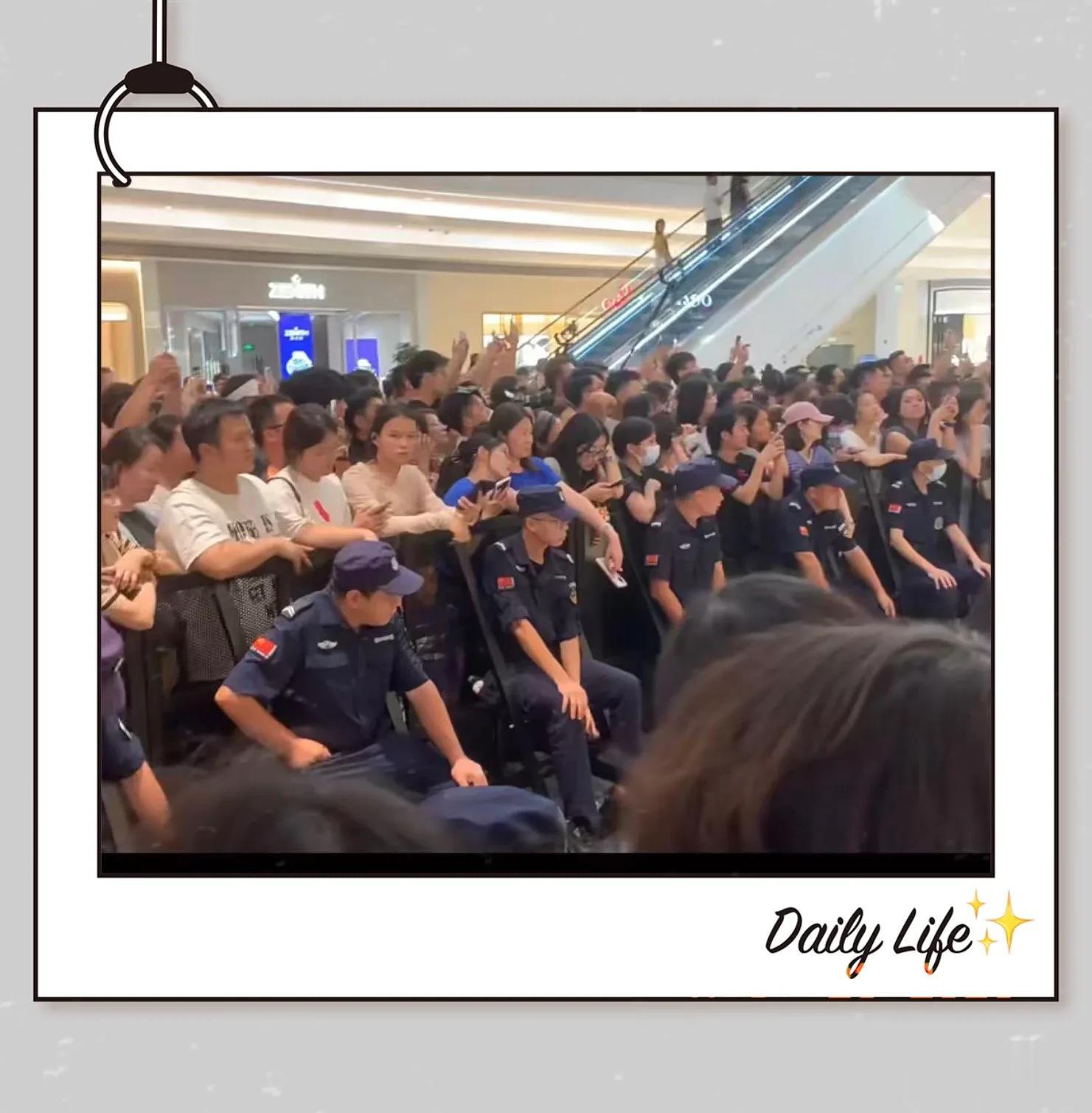 黄宗泽深圳出席活动,现场人山人海,网友:男神归来依旧是少年!