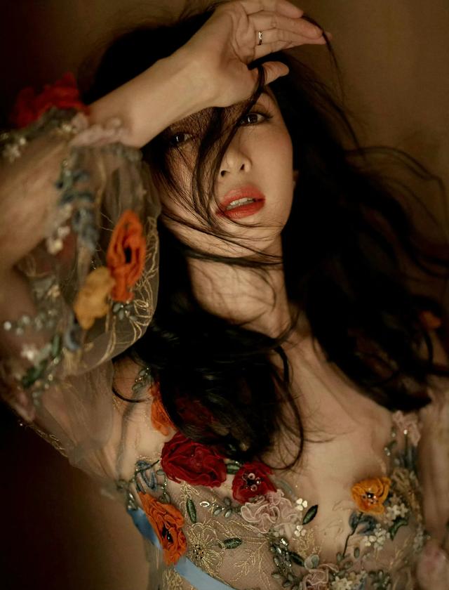 江疏影红唇氛围感，体态迷人