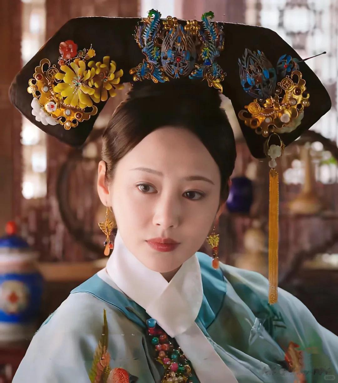 李纯官宣结婚后首现身，与丈夫保持距离无交流，马頔臃肿被当助理