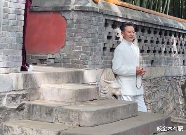 寇振海游逛潭拓寺被偶遇，71岁仍风度翩翩，网友亲切称呼依萍爸爸