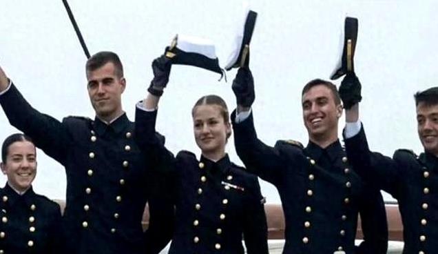 天选女王!泳装照风波后,西班牙公主新亮相,英姿飒爽、气势逼人