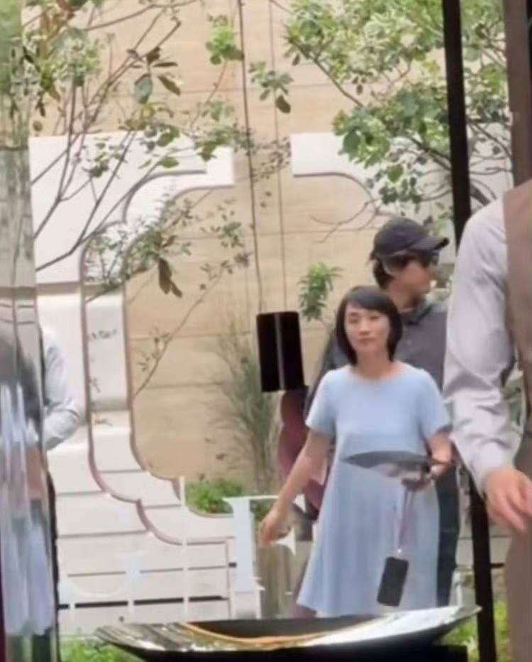 胡歌现身为电影宣传，现场人山人海全场欢呼，胡歌照顾后辈好暖心