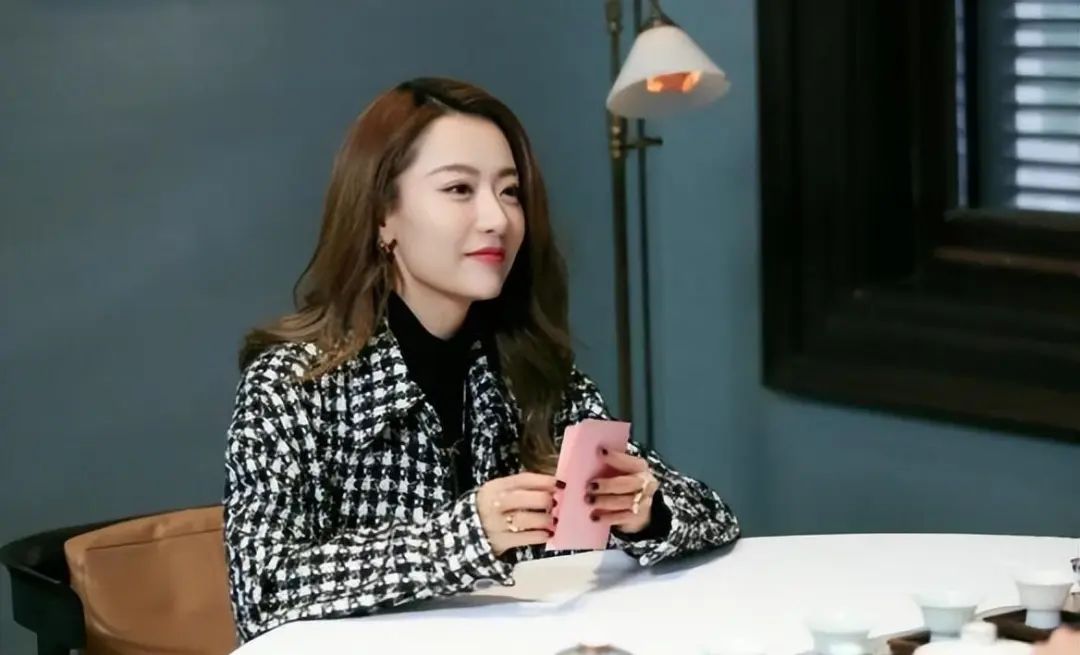 27岁闪婚男模,从“京城四美”沦为单亲妈妈,如今靠藏海传再翻红