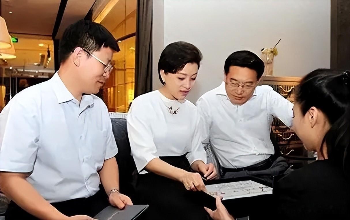 杨澜前夫张一兵现状:普通上班族,在银行上班,和杨澜无任何联系