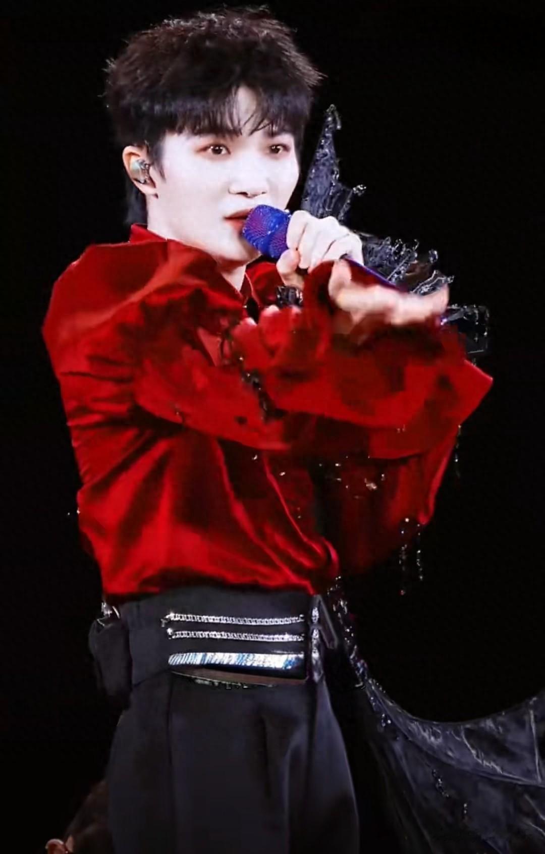 历史性一刻！周深成首位登陆香港启德主场的内地歌手