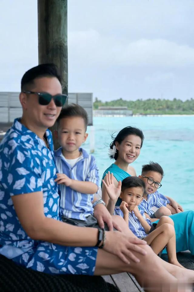 胡杏儿穿泳衣大长腿抢镜，生了三娃身材还是那么火辣，儿子好帅气