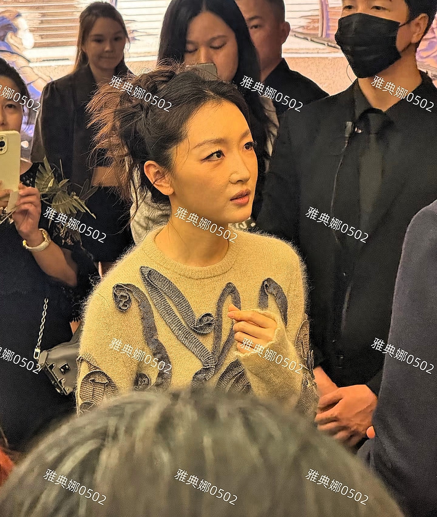 成都LV活动偶遇周冬雨,她虽然个不高小小一只气场却很强有国际范