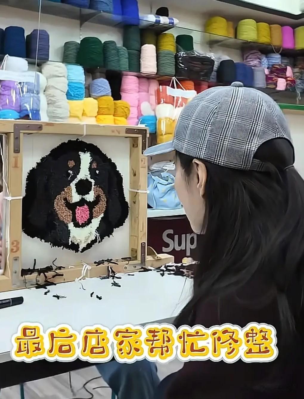 57岁周涛冬日穿搭嫩得像30岁:大衣+蓝围巾+阔腿裤,漂亮又暖和