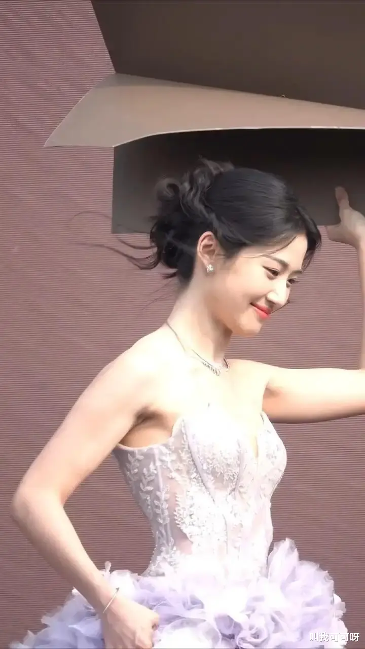 卢昱晓“莫奈花仙子”造型惊艳芭莎之夜,灵动优雅双全!