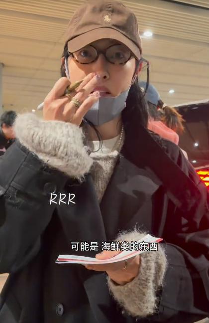 白百何内涵王传君后现身！面无血色看着憔悴，17岁儿子长得像前夫