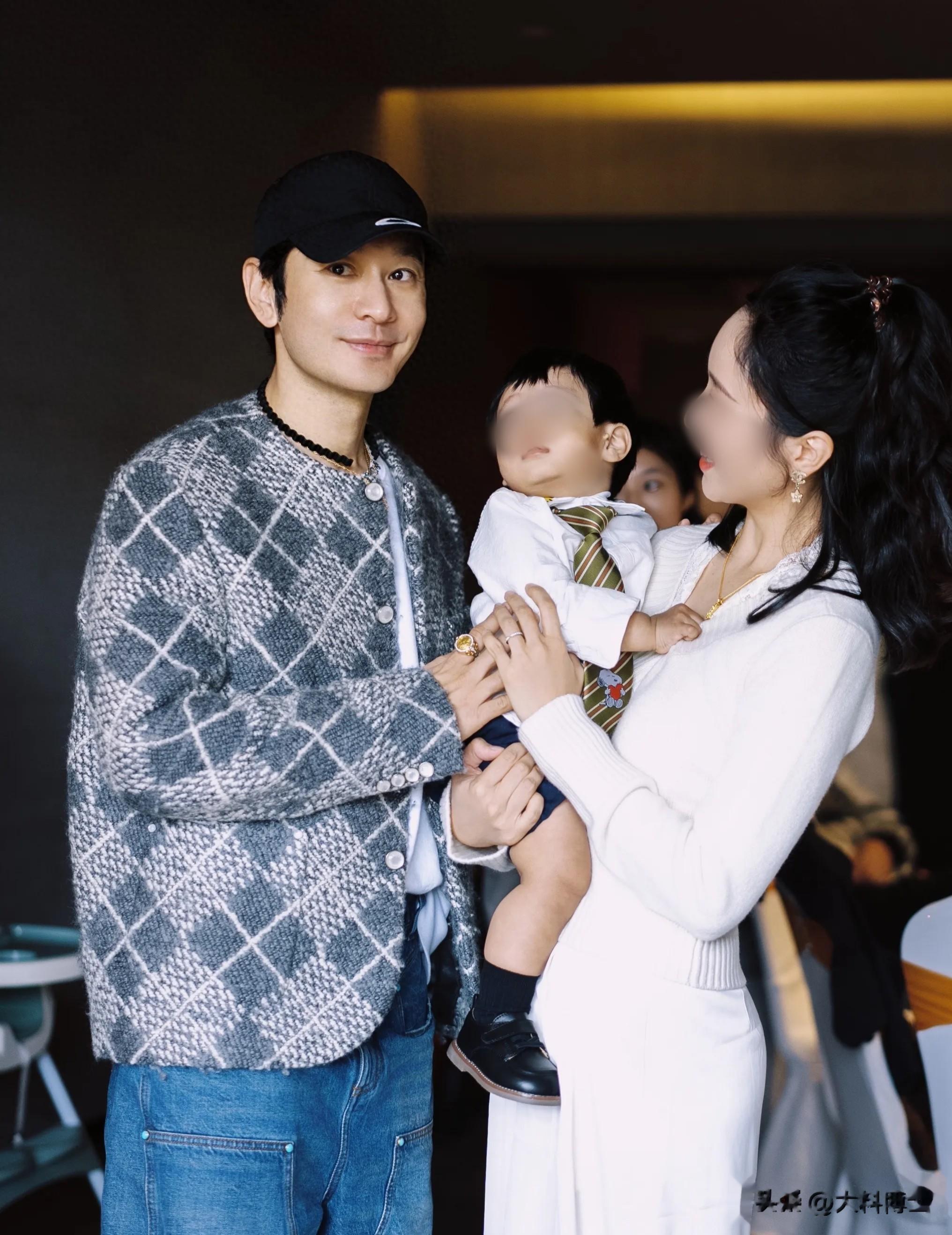 黄晓明一家四口参加生日宴，一大家子颜值都高！小海绵总缠着奶奶