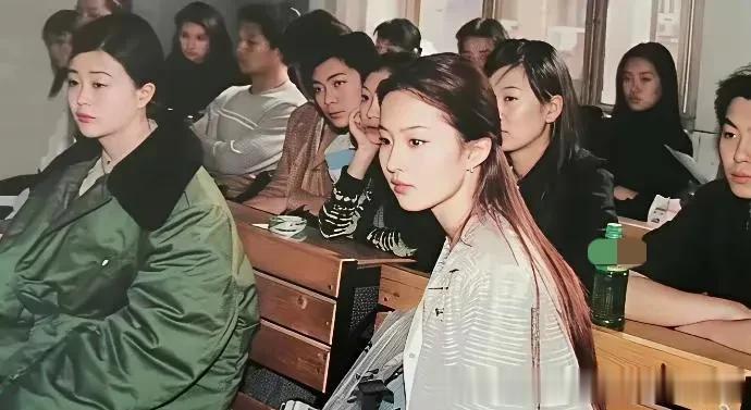 朱亚文有洁癖，别人都不能坐他的床，只有刘亦菲可以