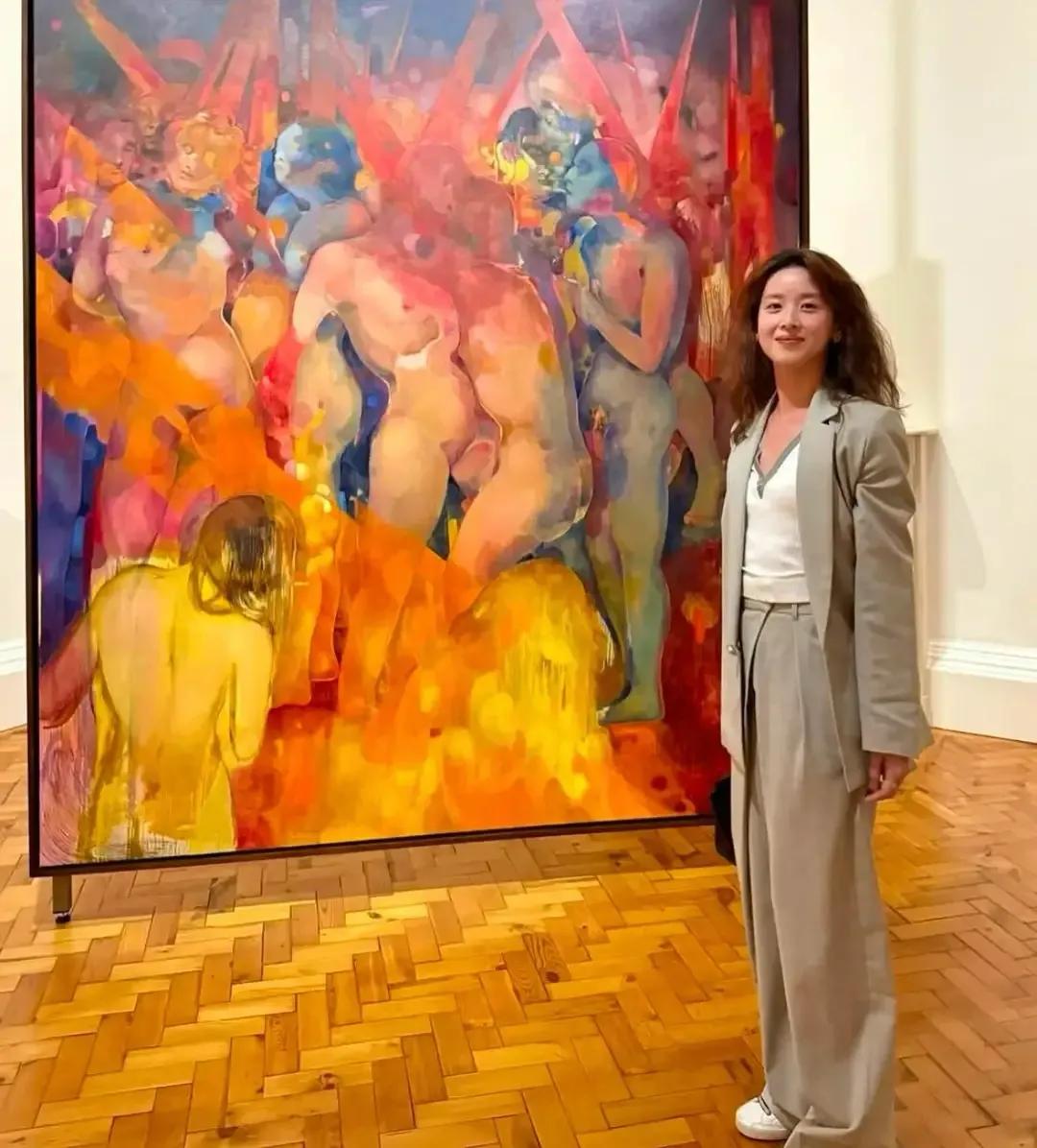 章泽天和杜海涛看展！素颜西装开怀大笑好美，在伦敦当阔太好惬意