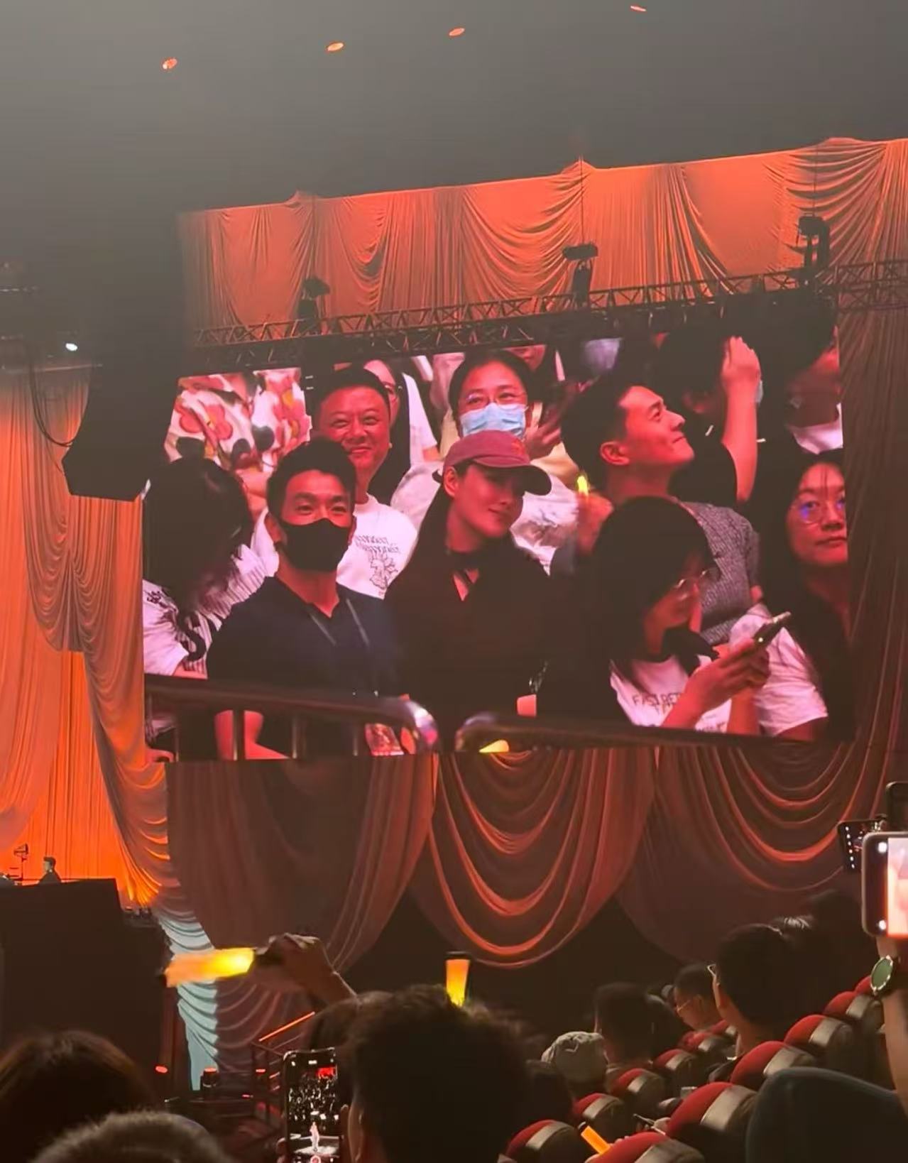 张馨予夫妇看演唱会,何捷打扮帅气很吸睛,戴口罩比妻子还像明星
