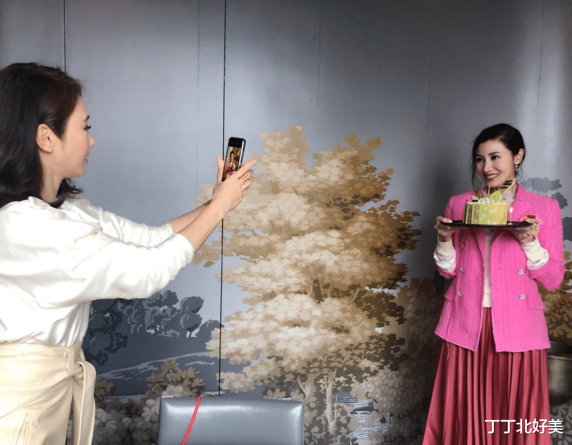豪门阔太“李嘉欣”高调庆生！穿polo衫+毽子头，54岁美出新高度