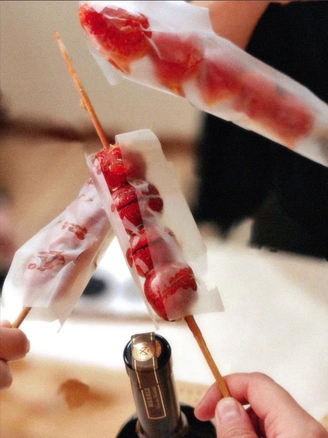 朱珠一家三口和好友聚餐！喝到微醺躺老公怀里，4岁小珠宝玩手机