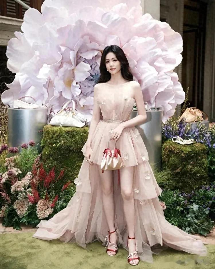 白鹿在米兰悄悄变了个人？她根本不在乎你夸她美