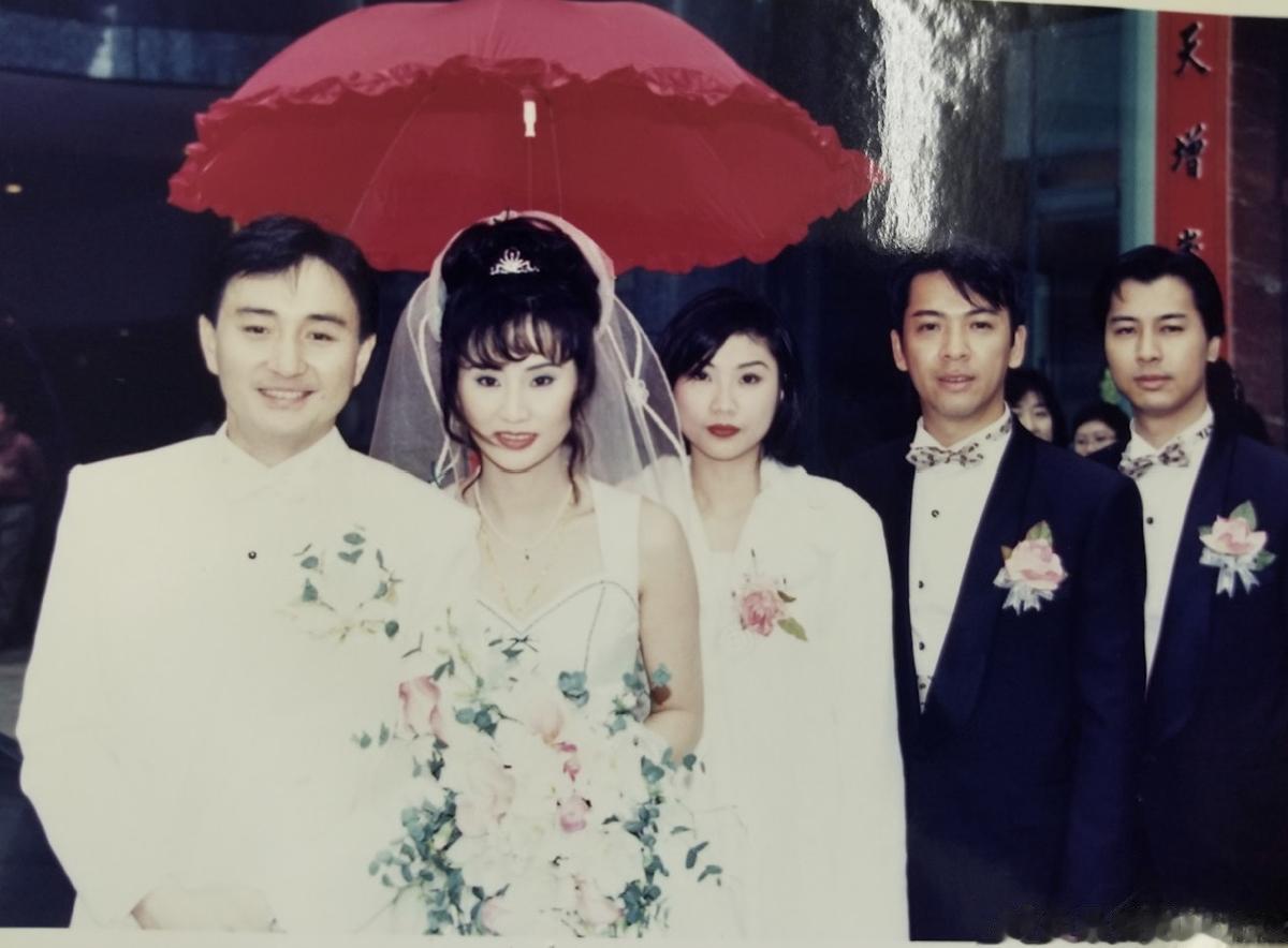 66岁吴岱融庆祝结婚30周年，给妻子送花简单过，自曝财产全给妻子