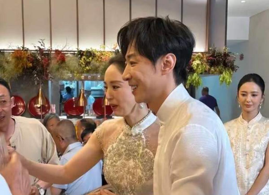 同样是姐弟恋，为何伊能静被夸“情商高”，董璇却被骂“恋爱脑”