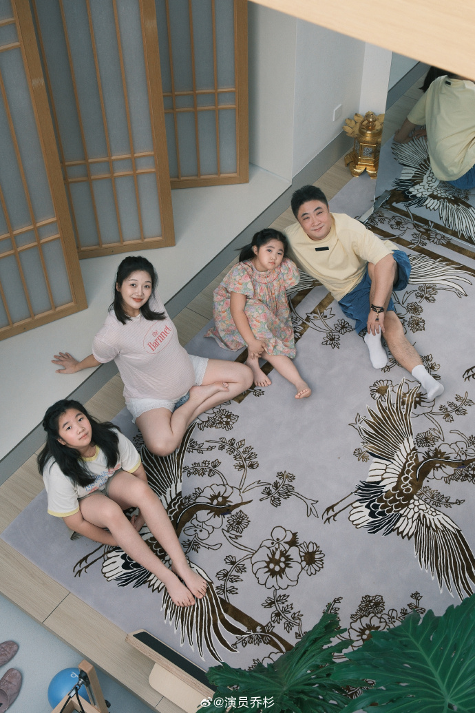 乔杉妻子官宣三胎得子，两女儿到产房迎接，父女四人共用一张脸