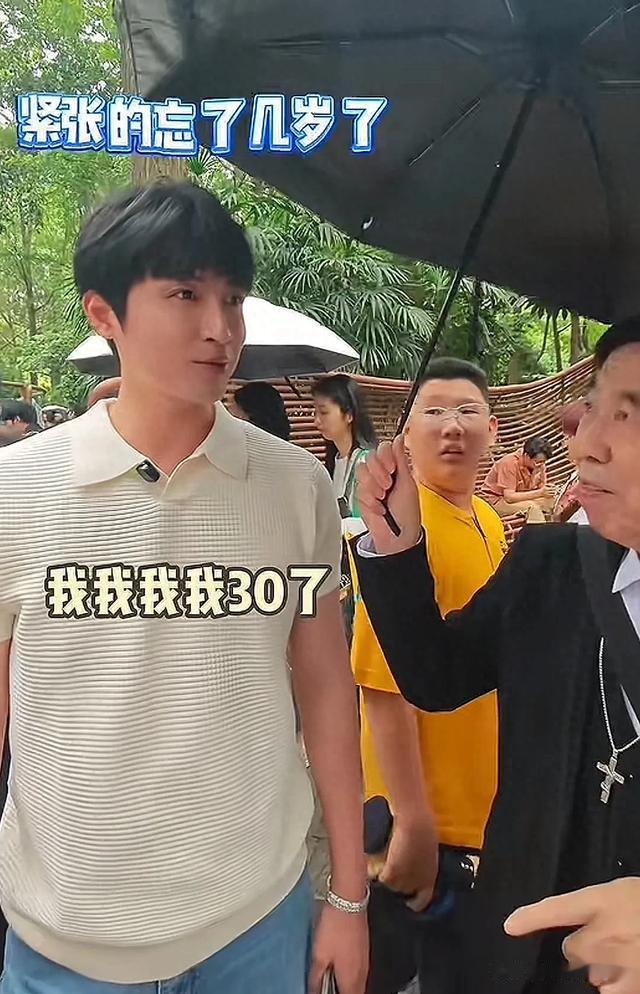 合作过肖战的退圈男演员去相亲角蹭热度,网友:不当演员要当网红