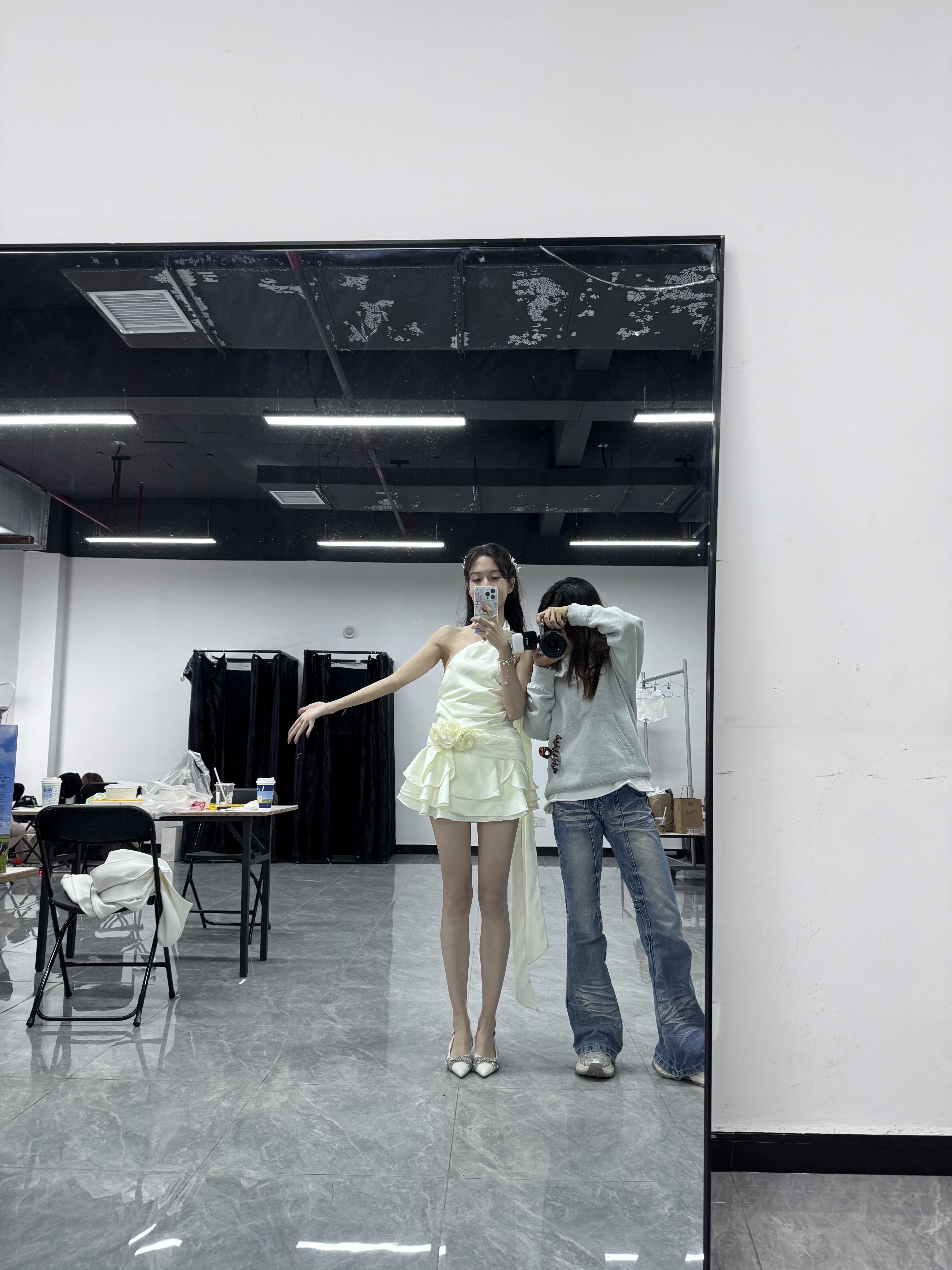 芒果电台主持人廖雨苇舞台主持风采,这个大长腿好美