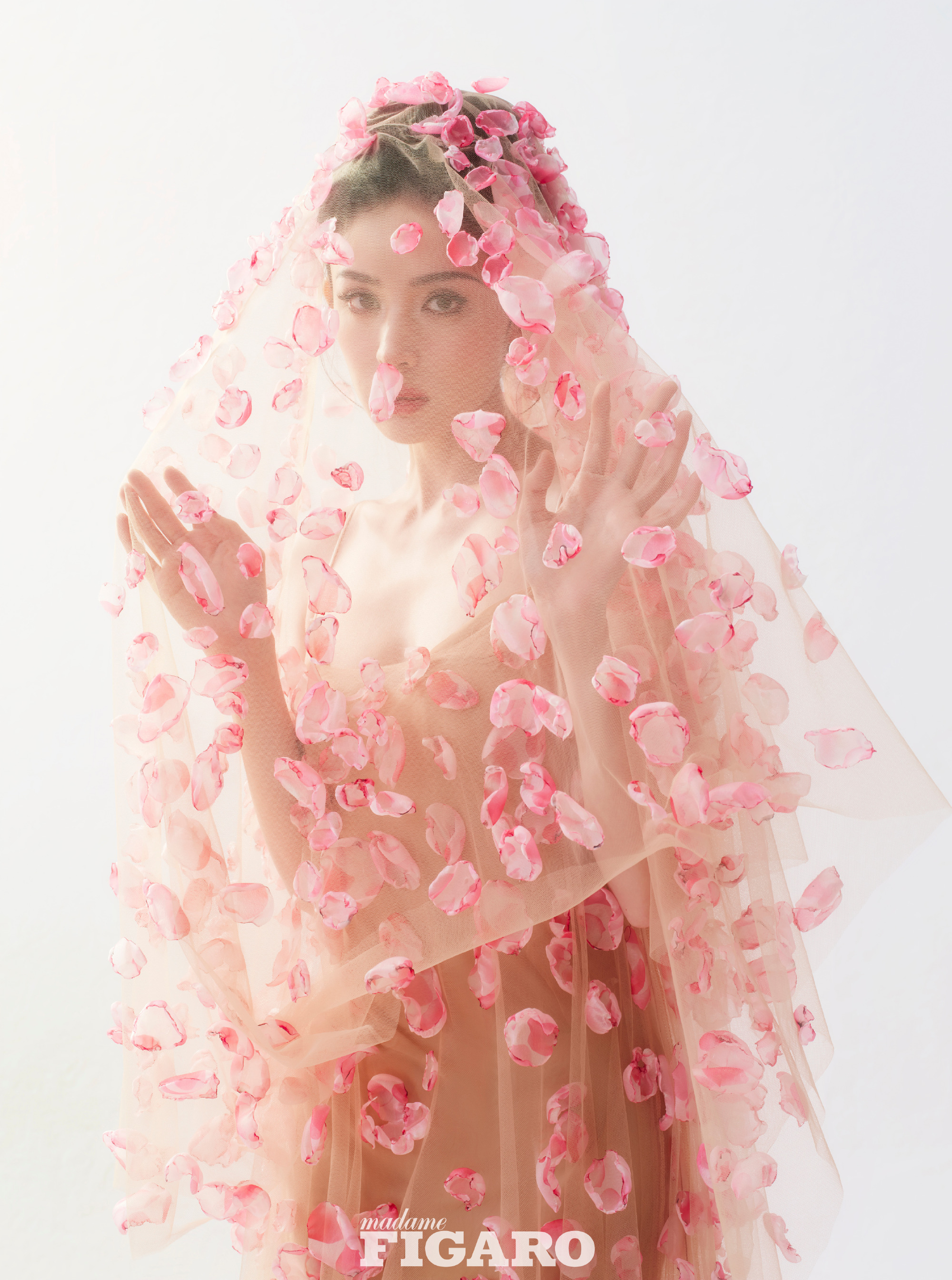 古力娜扎八月加罗花之缪斯封面照,贴近自然感受相依相生的真实