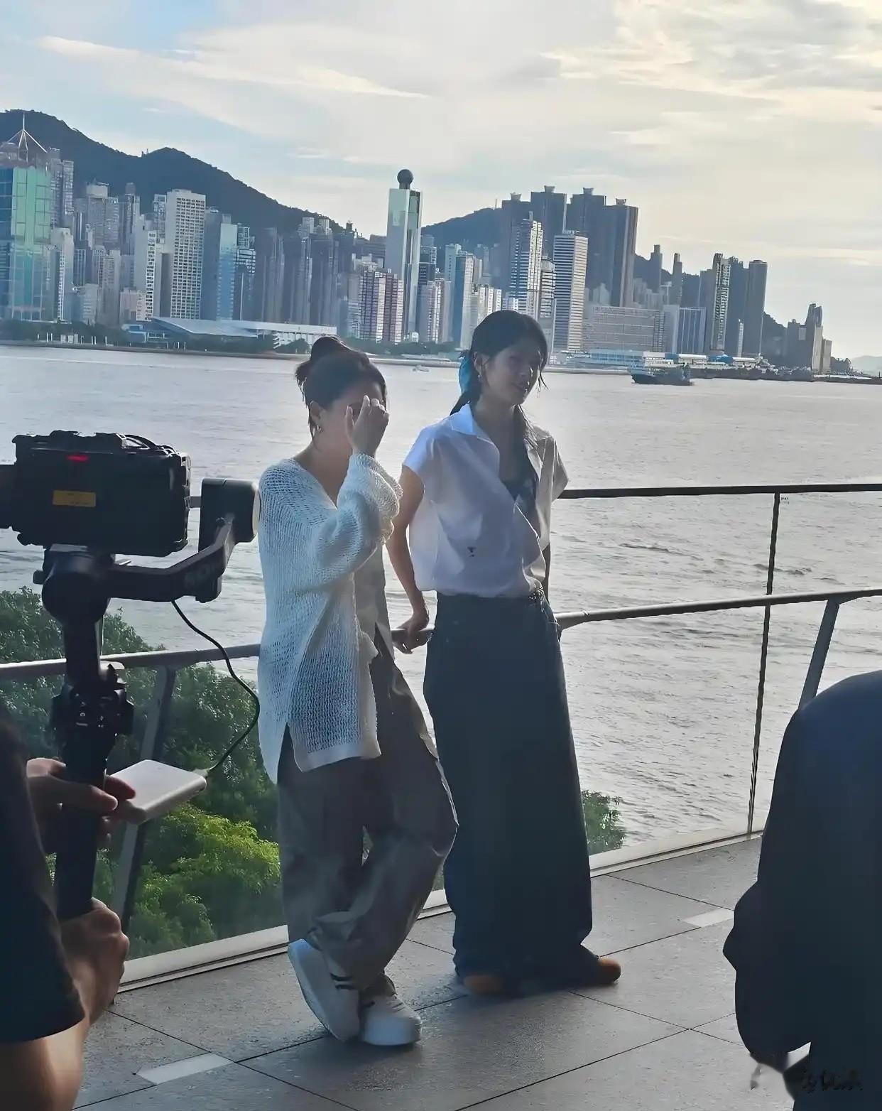 香港偶遇阿娇赵昭仪录节目!44岁阿娇瘦了好多,两人同框好美