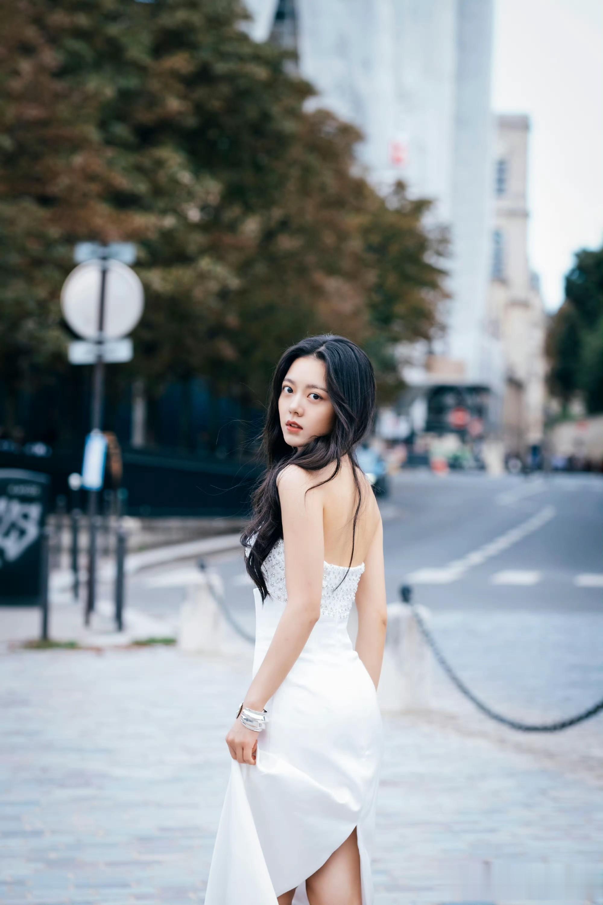 赵今麦巴黎白裙大片封神,在艺术殿堂里美成优雅缪斯