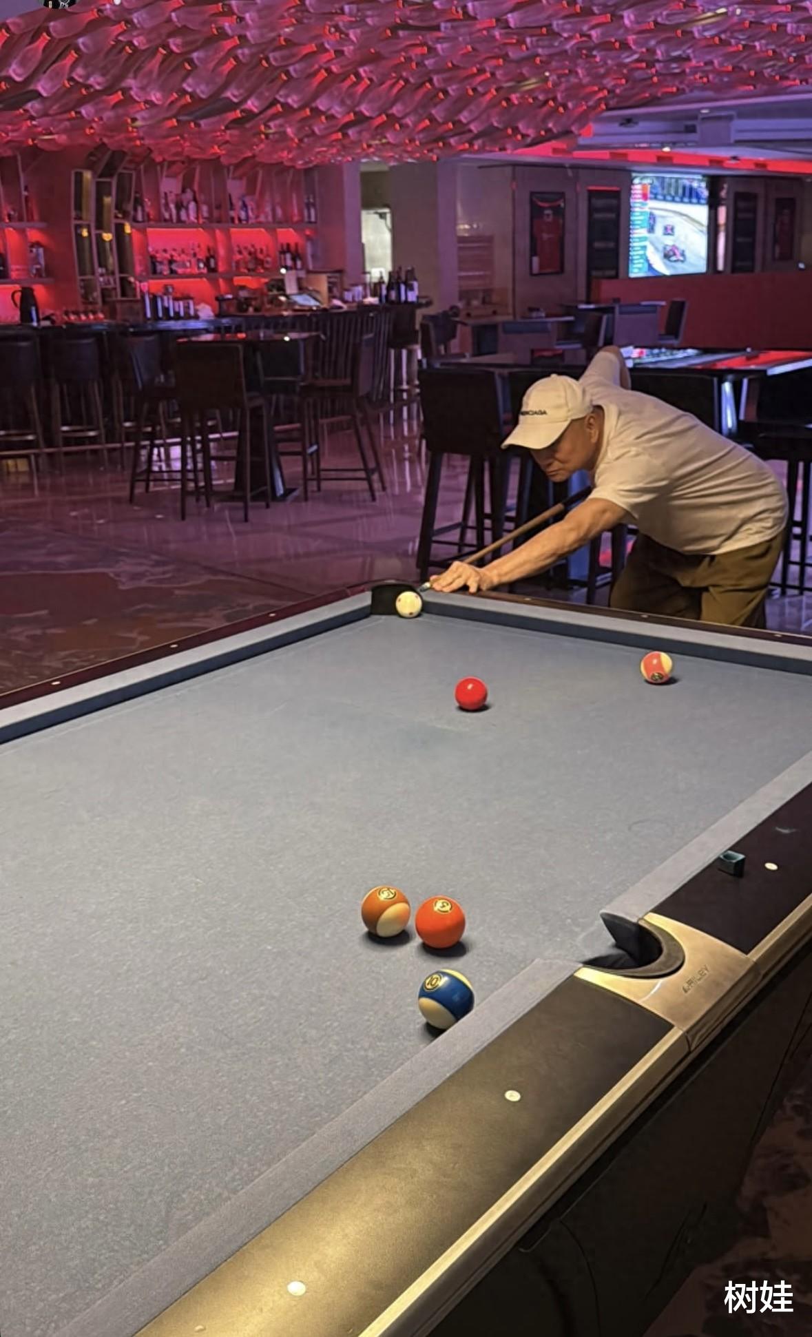 66岁汤镇业回香港探亲，与双胞胎儿子欢聚，父子喝酒打球精力旺盛