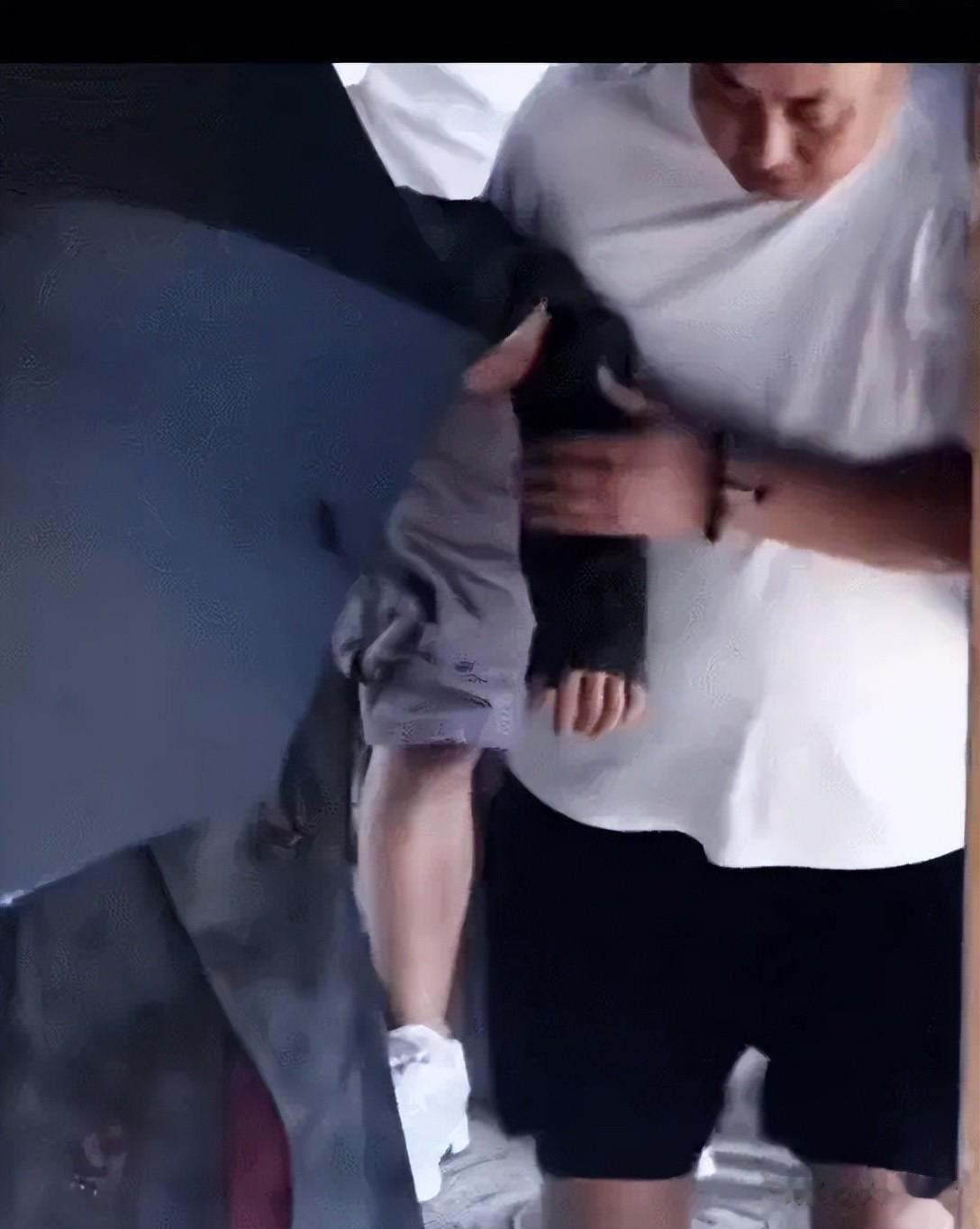 邓为新剧搭档小迪丽热巴惨沦镶边男主,3度停拍内幕曝光,粉丝气炸