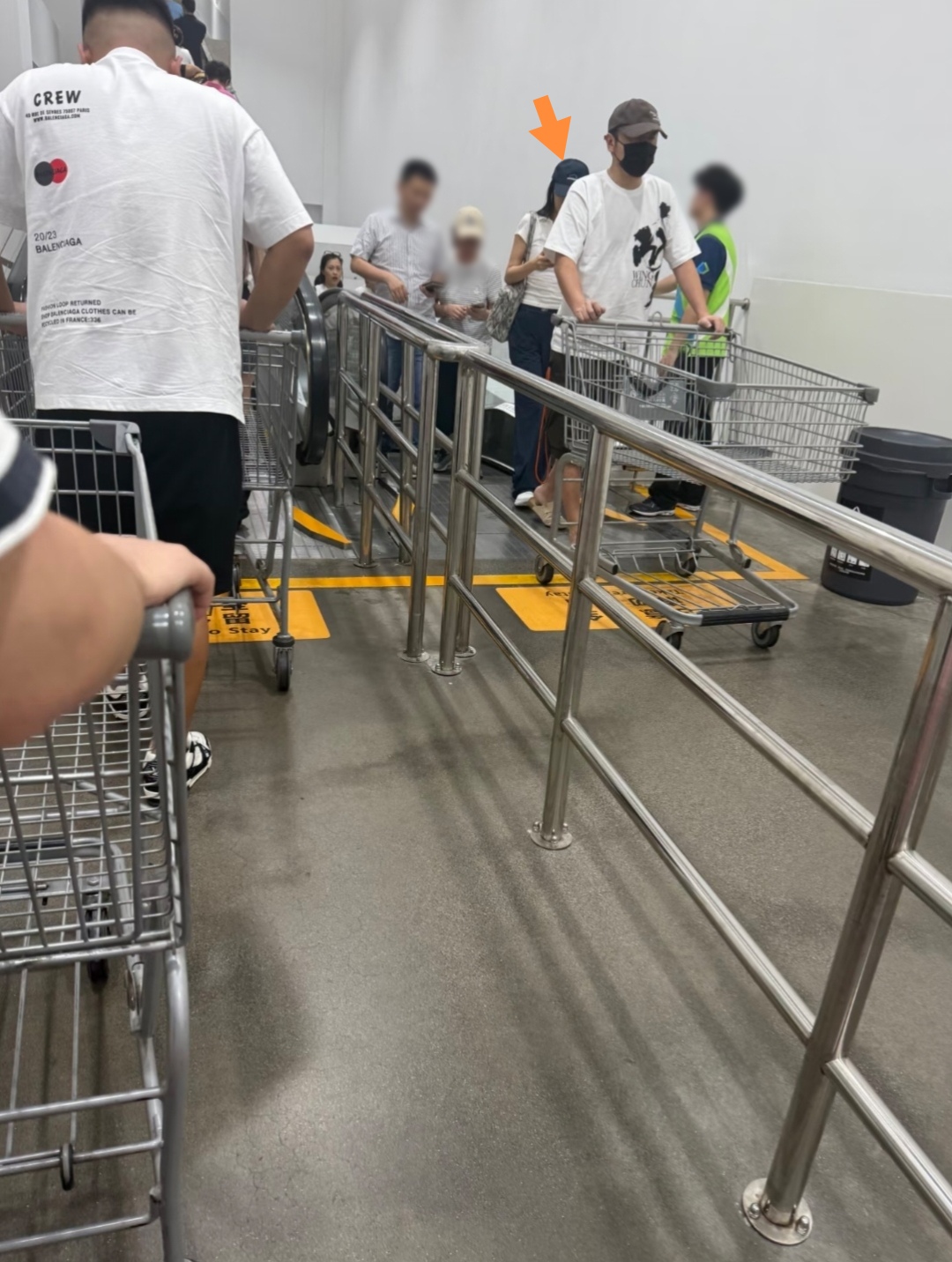 雷佳音逛山姆超市被偶遇，本人很高身材很好，13岁女儿疑同行